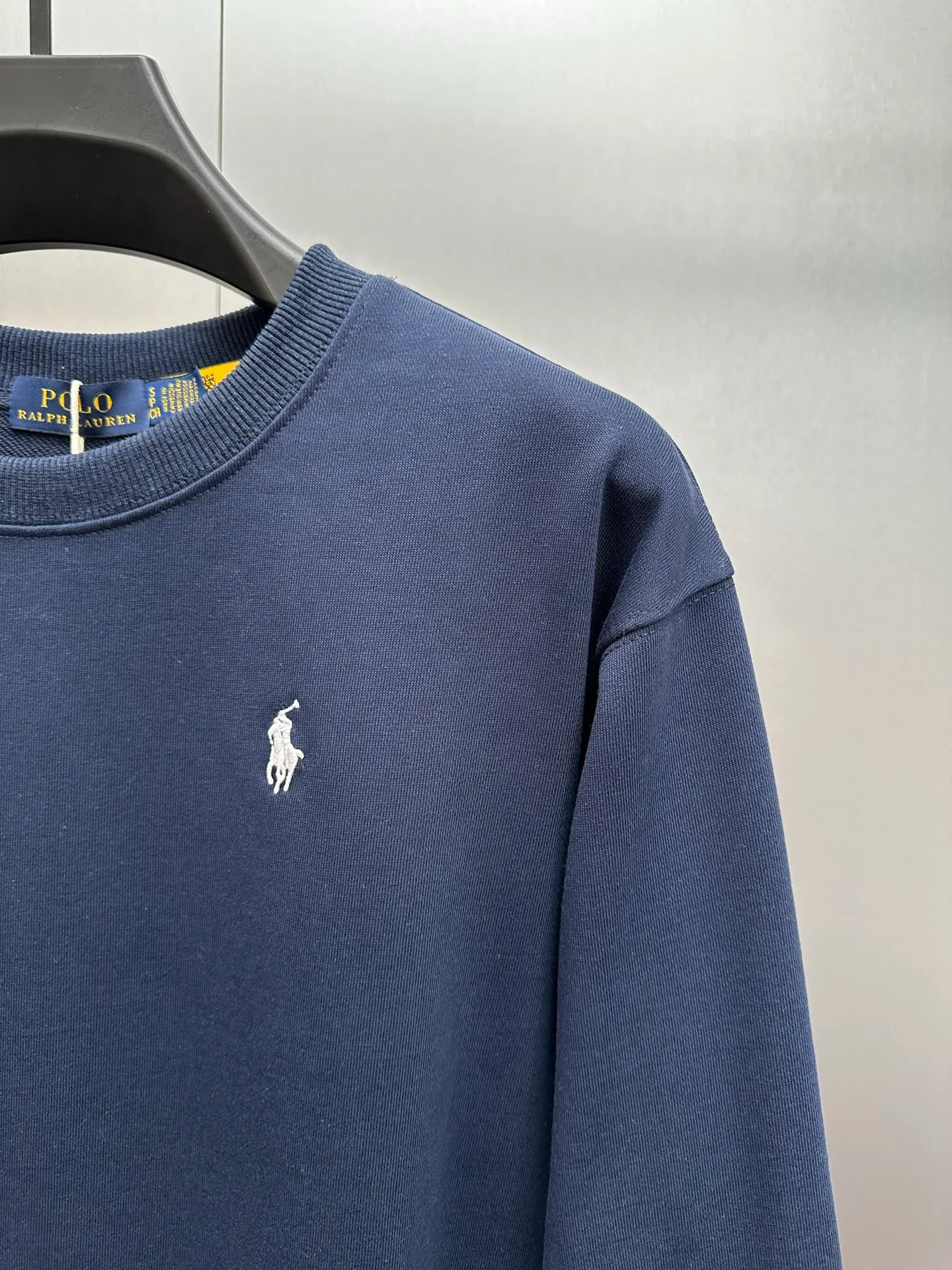 P240 Ralph Lauren/Ralph Lauren classic pony logo jersey long-sleeved sweatshirt. Loose and lazy casual style design. The solid color base is simple and versatile, making it easy to control various styles. ‌The coat fabric is made of 60% cotton➕40% polyester, which not only retains the softness, comfort and breathability of cotton, but also adds the wear resistance and wrinkle resistance of polyester fiber, making the clothes more durable and easy to care for. Even in slightly cooler weather, you won't feel stuffy when wearing it. This kind of fabric has a natural crisp feel and is not easy to pill or deform. The large logo embroidery on the chest is full of color, full of three-dimensionality and lifelike. Designed in the same style for men and women, it is suitable for couples or family wear. It is both practical and beautiful. It is an indispensable and practical item in the wardrobe! Ralph Lauren's age-reducing items add a bit of liveliness and interest to the entire sweatshirt. There is no pressure to dress, regardless of age or gender. Complete accessories!  Color: Navy Size: S-xL